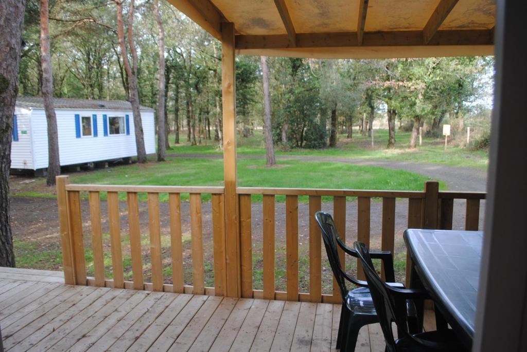 Vonkajšia záhrada v ubytovaní Mobil Home camping 3*** piscine chauffée