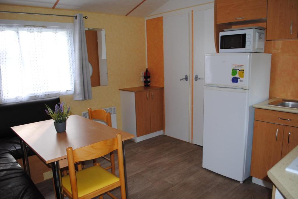 Kuchyňa alebo kuchynka v ubytovaní Mobil Home camping 3*** piscine chauffée