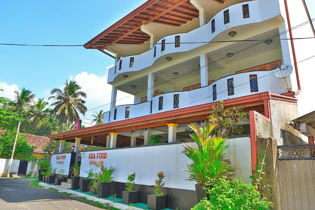 um edifício com plantas ao lado dele em Esprit Bentota em Bentota