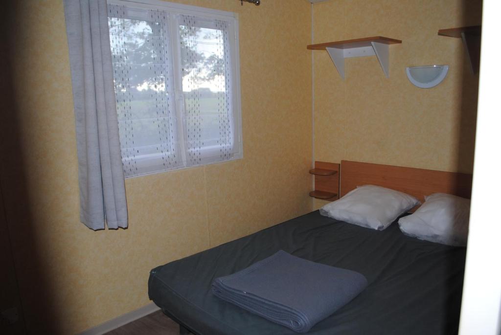 Posteľ alebo postele v izbe v ubytovaní Mobil Home camping 3*** piscine chauffée