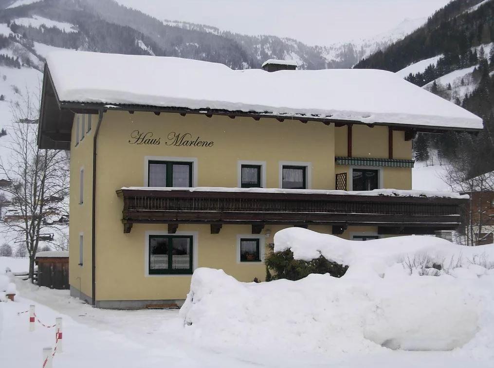 budynek pokryty śniegiem i śniegiem na dachu w obiekcie Haus Marlene w mieście Rauris