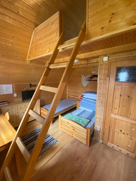 Postel nebo postele na pokoji v ubytování Domki u Łosia Bieszczady & Sauna