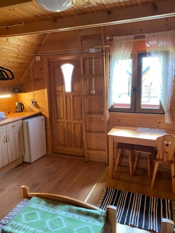 Kuchyň nebo kuchyňský kout v ubytování Domki u Łosia Bieszczady & Sauna