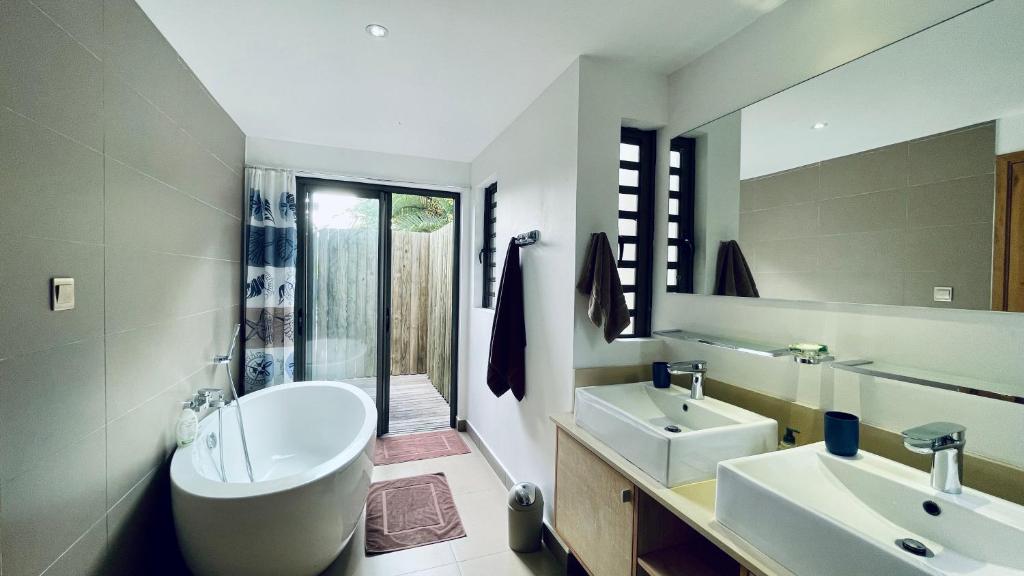 Villa de luxe, près de la mer et des commerces - Three-Bedroom Villa