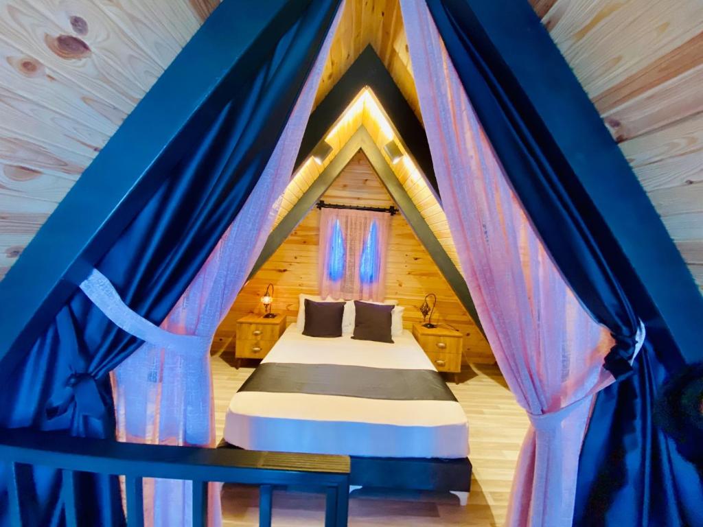 een bed in een kamer met een tent bij Garden Bungalow in Antalya