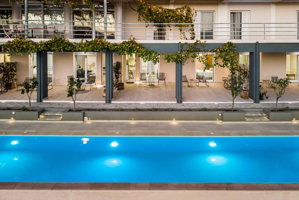 un edificio de apartamentos con piscina frente a él en Heaven's Door Samos en Samos