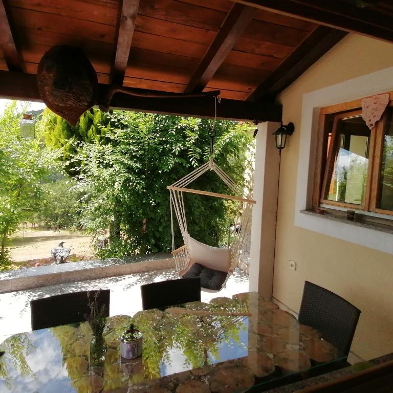 patio z hamakiem, stołem i krzesłami w obiekcie Holiday house Dol w mieście Cerovlje