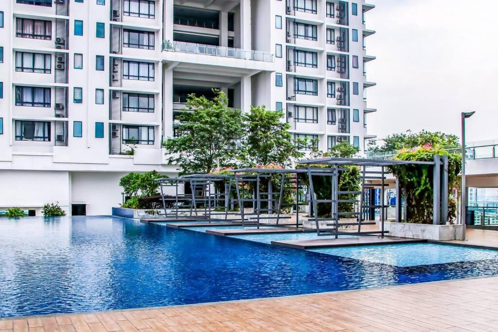 einem Pool vor einem Gebäude in der Unterkunft -Near Sunway Pyramid- 2Bedroom 2Bathroom- in Subang Jaya