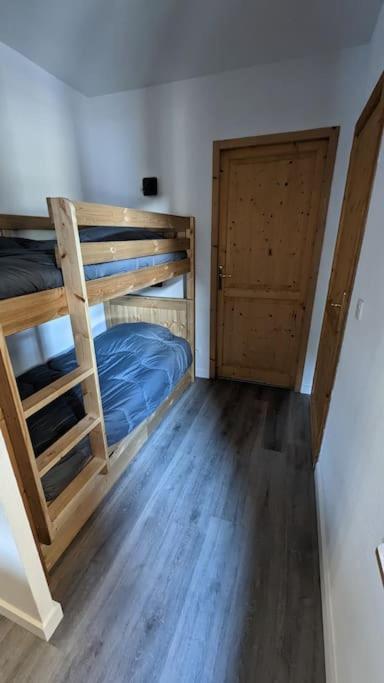 Łóżko lub łóżka w pokoju w obiekcie Appartement 6/8 pers à 200 m des pistes - piscine
