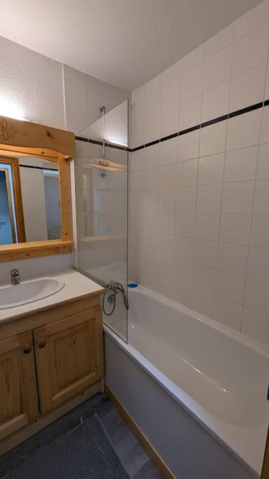 W łazience znajduje się wanna, umywalka i prysznic. w obiekcie Appartement 6/8 pers à 200 m des pistes - piscine w mieście Saint-Sorlin-dʼArves