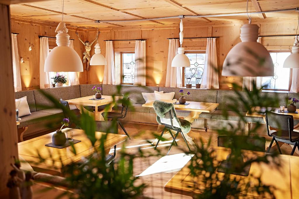 un restaurante con mesas, sofás y sillas en Breitachhus, en Riezlern