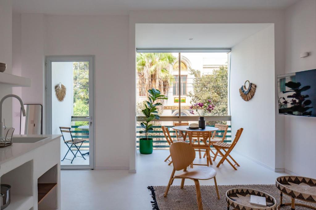uma cozinha e sala de jantar com mesa e cadeiras em Isla apartment's em Tel Aviv