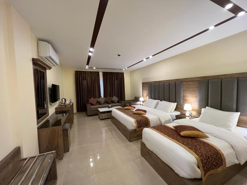 Tempat tidur dalam kamar di Shaqilath Hotel