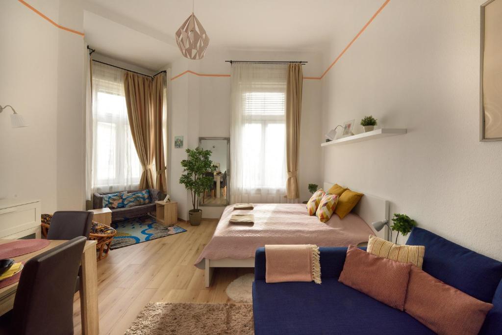 salon z łóżkiem i kanapą w obiekcie Budapest Eye Apartment w Budapeszcie