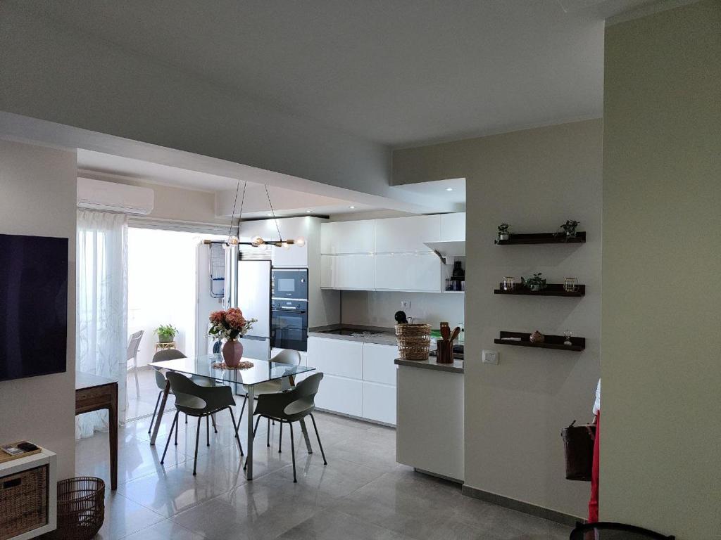 een keuken en eetkamer met een tafel en stoelen bij Le terrazze 11 in Puerto de la Cruz
