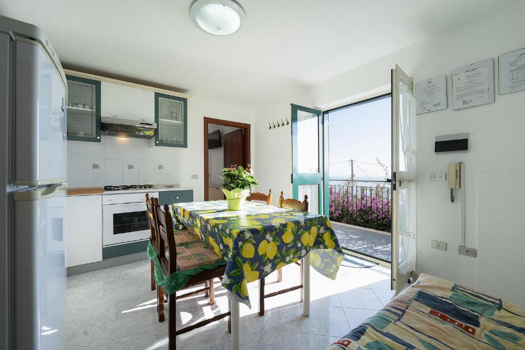 Kuchyň nebo kuchyňský kout v ubytování Torre di Amalfi - holiday house