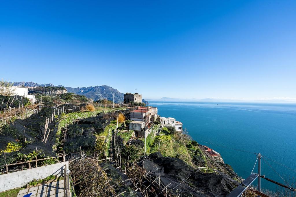 アマルフィにあるTorre di Amalfi - holiday houseの水辺の丘の上の列車