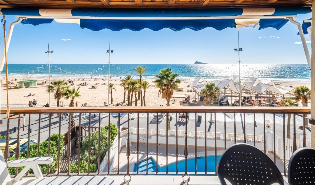 - une vue sur la plage depuis le balcon du complexe dans l'établissement Estacha Apartment 2-L Levante Beach, à Benidorm