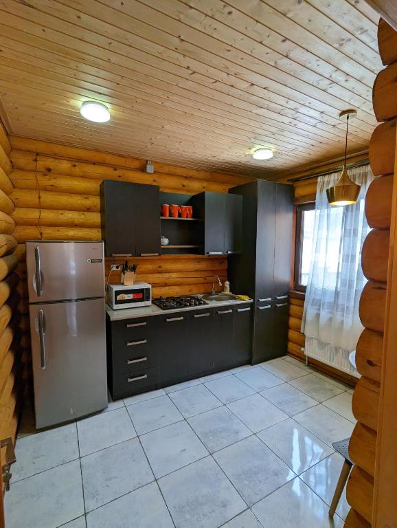 Kuchyň nebo kuchyňský kout v ubytování LOG HOUSE