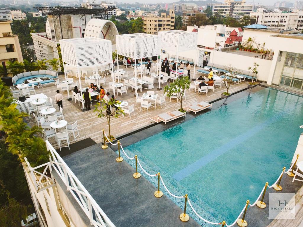 Bazén v ubytování Hotel Centre Point nebo v jeho okolí