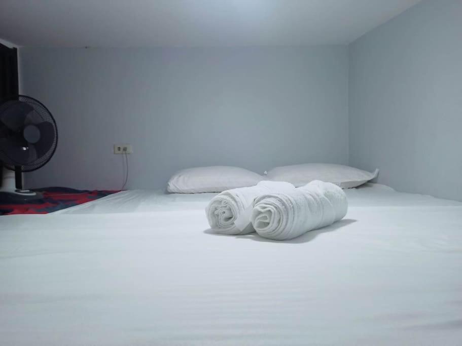 3 - Cabanatuan City's Best Bed and Breakfast Place tesisinde bir odada yatak veya yataklar