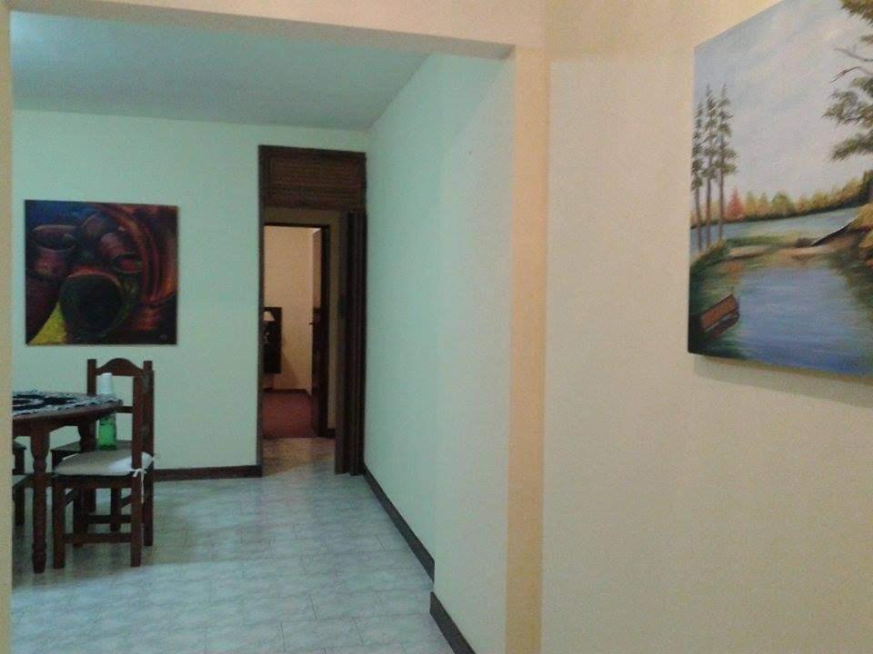 una habitación con una mesa y una pintura en la pared en Alquilo dpto a cuadra de la playa en Necochea