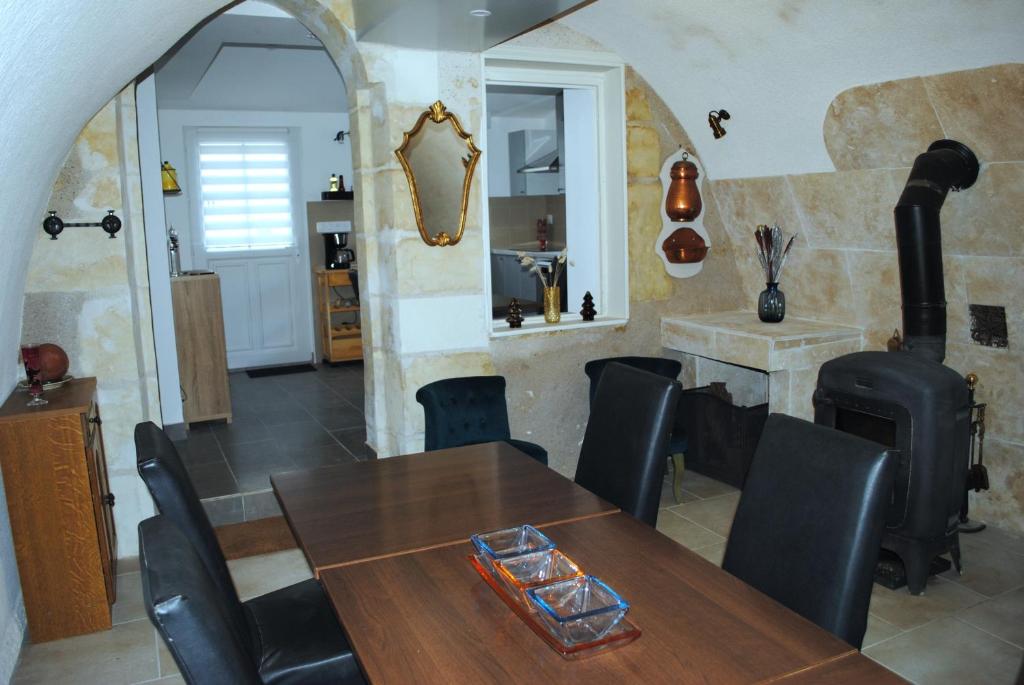 jadalnia z drewnianym stołem i czarnymi krzesłami w obiekcie Le Clos de la Marquise w mieście Amboise