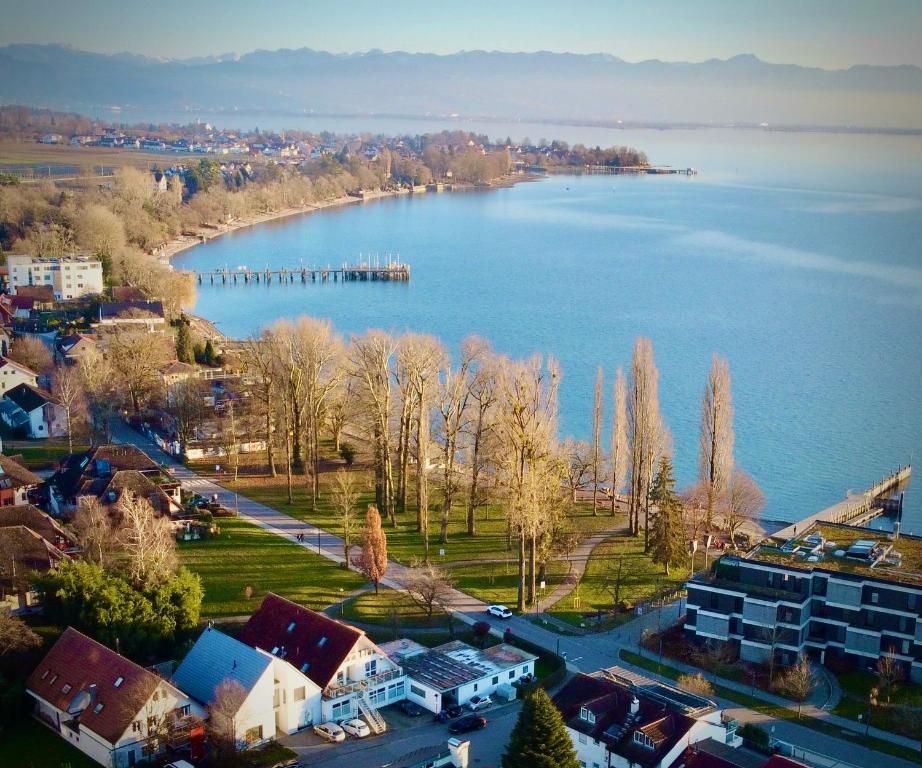 eine Luftansicht eines großen Wasserkörpers in der Unterkunft Ferienwohnung Louise 50 m zum See in Kressbronn am Bodensee