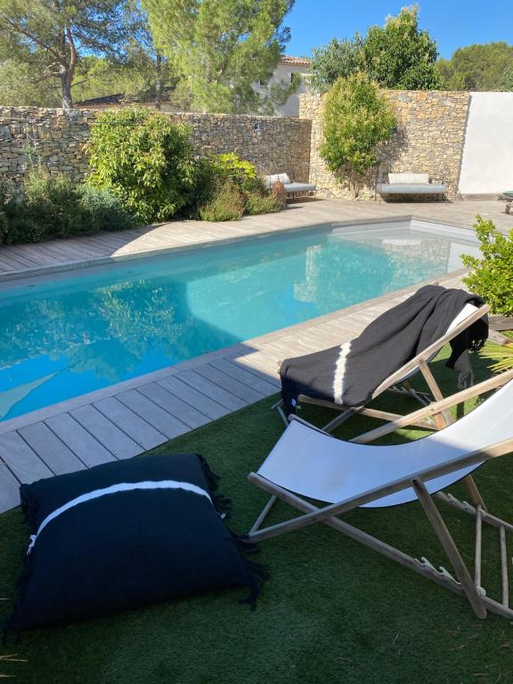 Bazén v ubytování le pool house nebo v jeho okolí