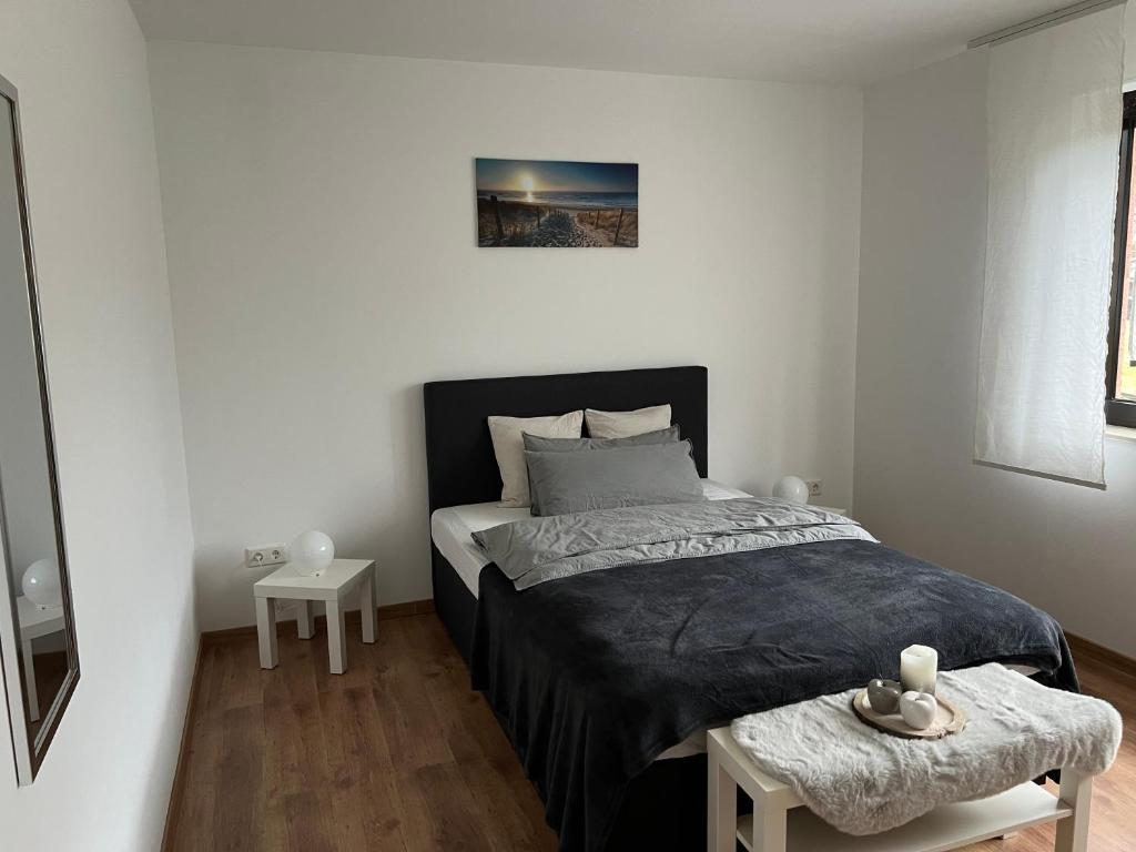 een slaapkamer met een bed in een witte kamer bij Ferienwohnung Eickwinkel in Winterberg