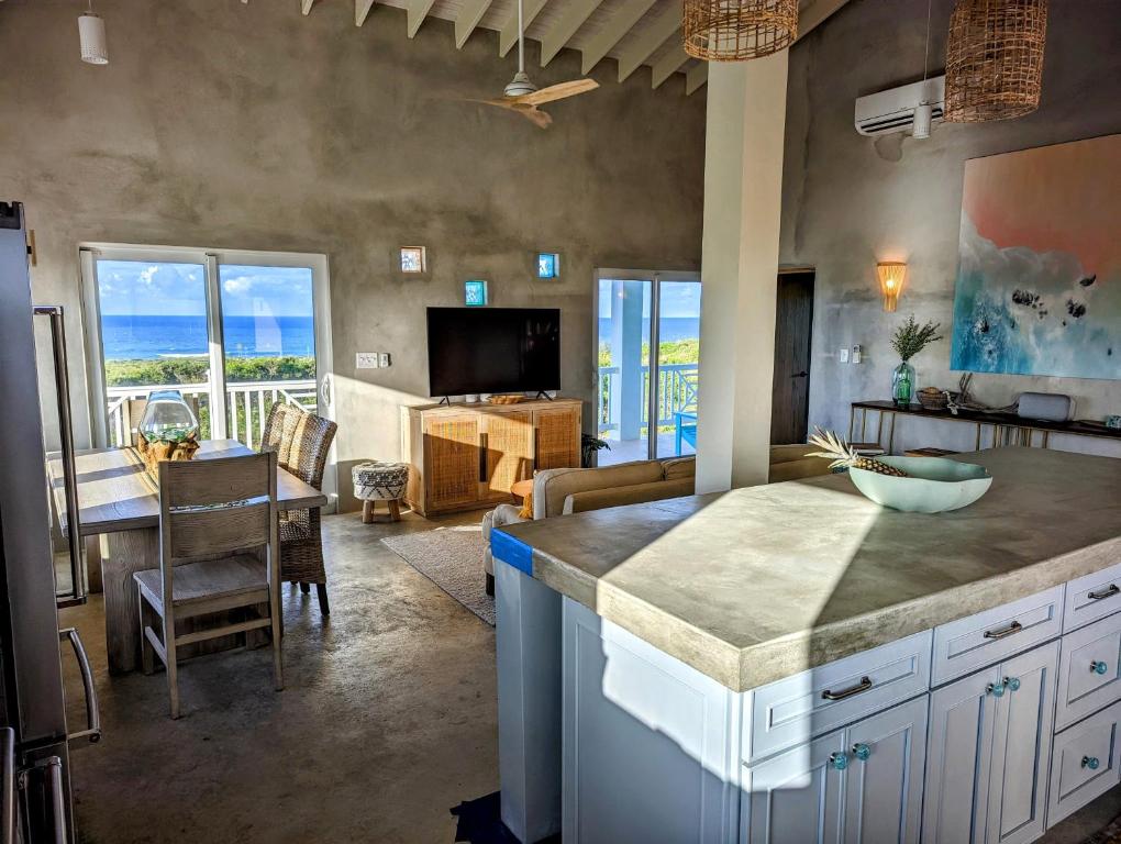- une cuisine et une salle à manger avec vue sur l'océan dans l'établissement Sephora House home, à Gregory Town