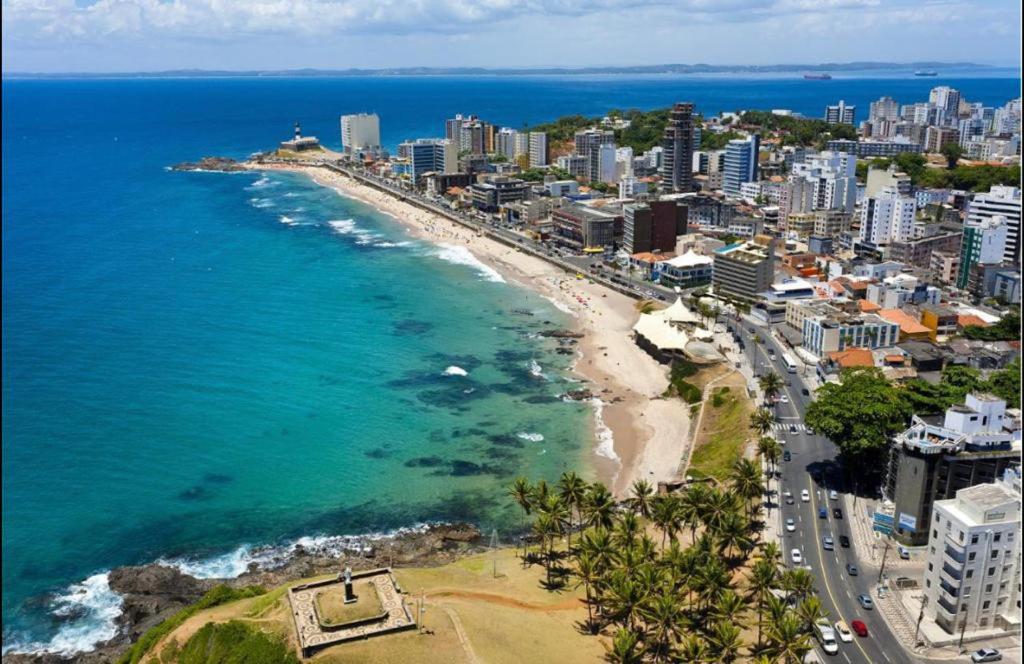 una vista aérea de la playa y del océano en Bahia Flat Apt 107, en Salvador