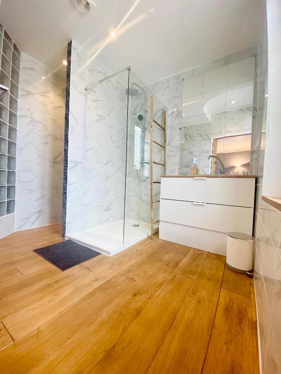 Reims Sherpa Guest House - Triple Room With Private Bathroom