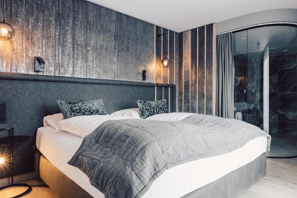 Postel nebo postele na pokoji v ubytování Hotel Schöne Aussicht
