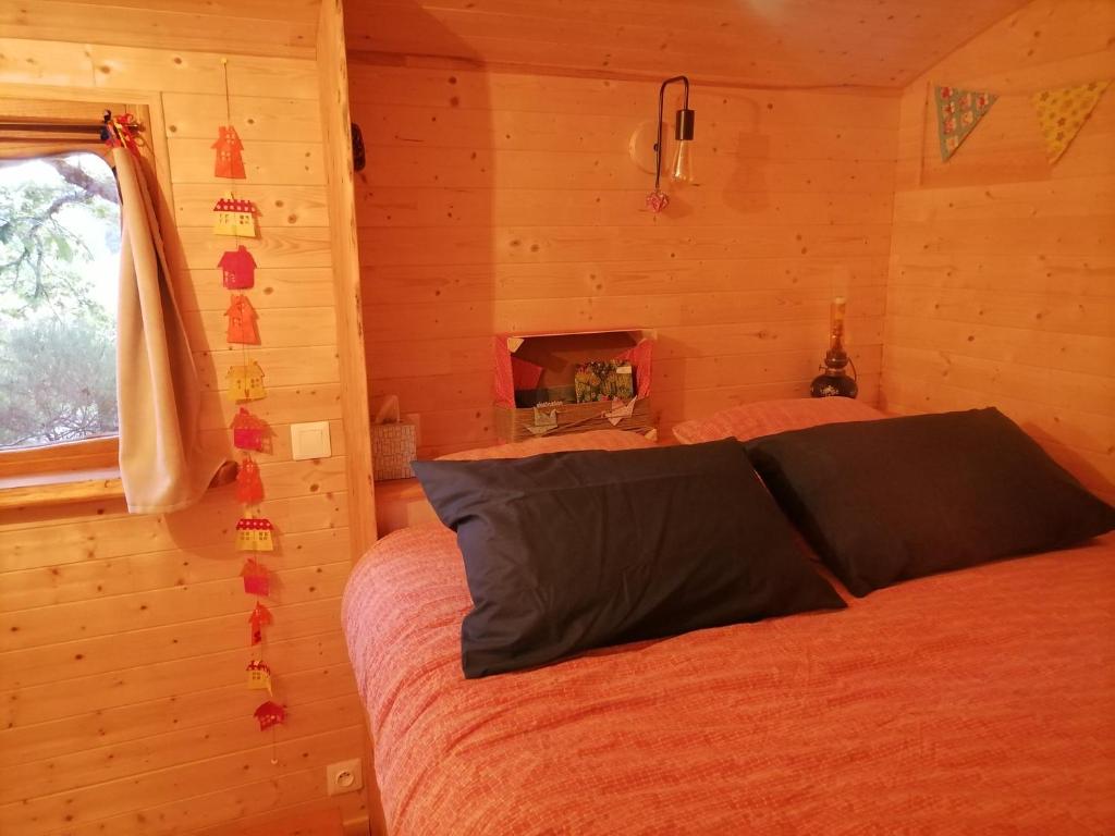 Postel nebo postele na pokoji v ubytování Roulotte La Vert-Dîne