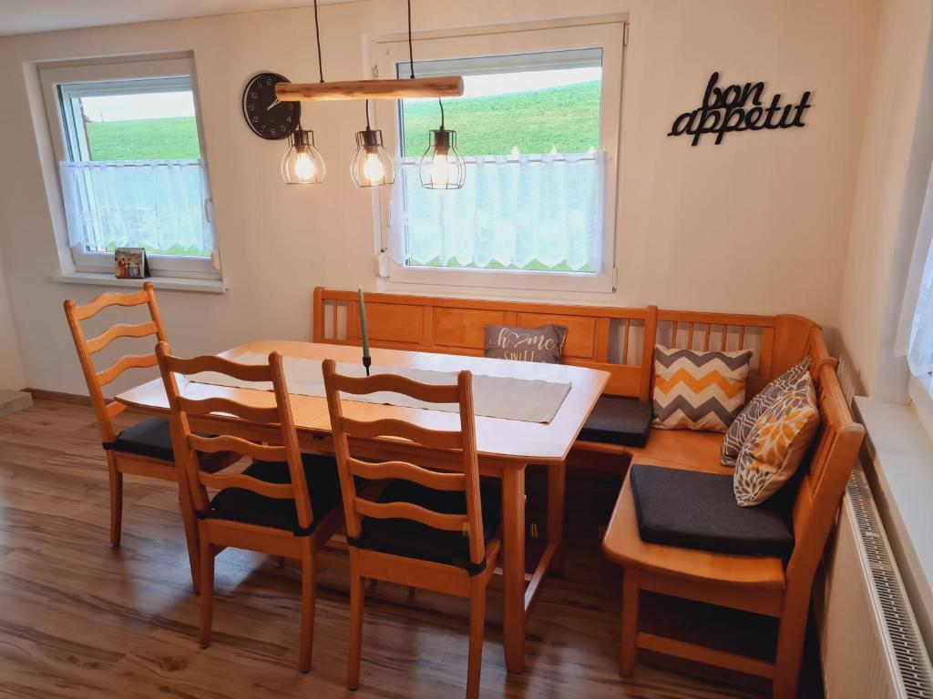 un tavolo da pranzo e sedie in camera di Ferienwohnung Waldfrieden a Scheidegg