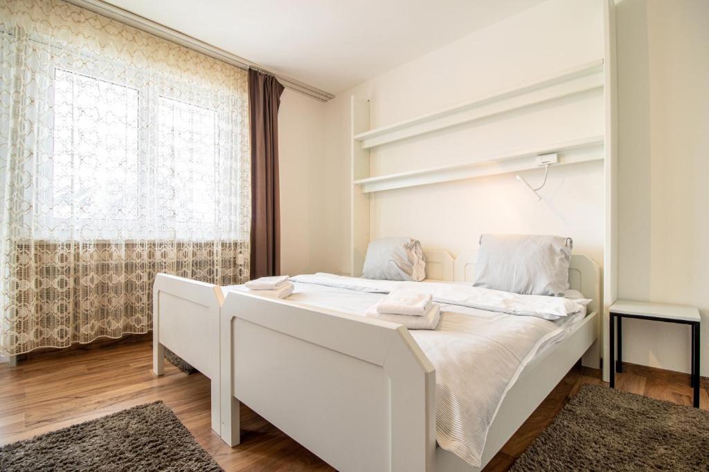 Postel nebo postele na pokoji v ubytování Viktoria B32 by Arosa Holiday
