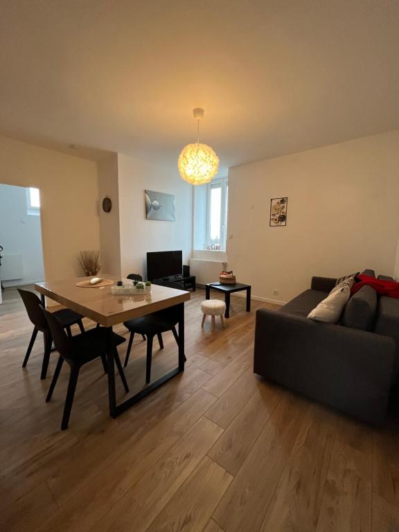 een woonkamer met een tafel en een bank bij Carpe diem in Straatsburg