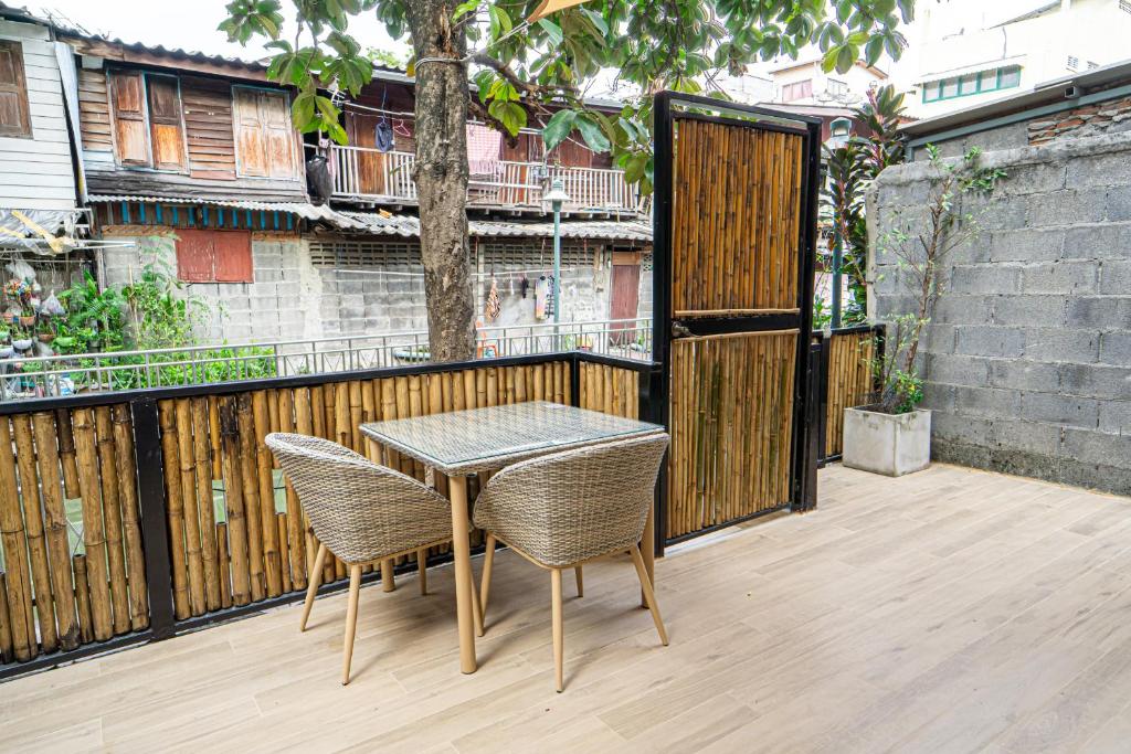 Balkón nebo terasa v ubytování Canal View Lo-ha guest house, Contactless Check-in