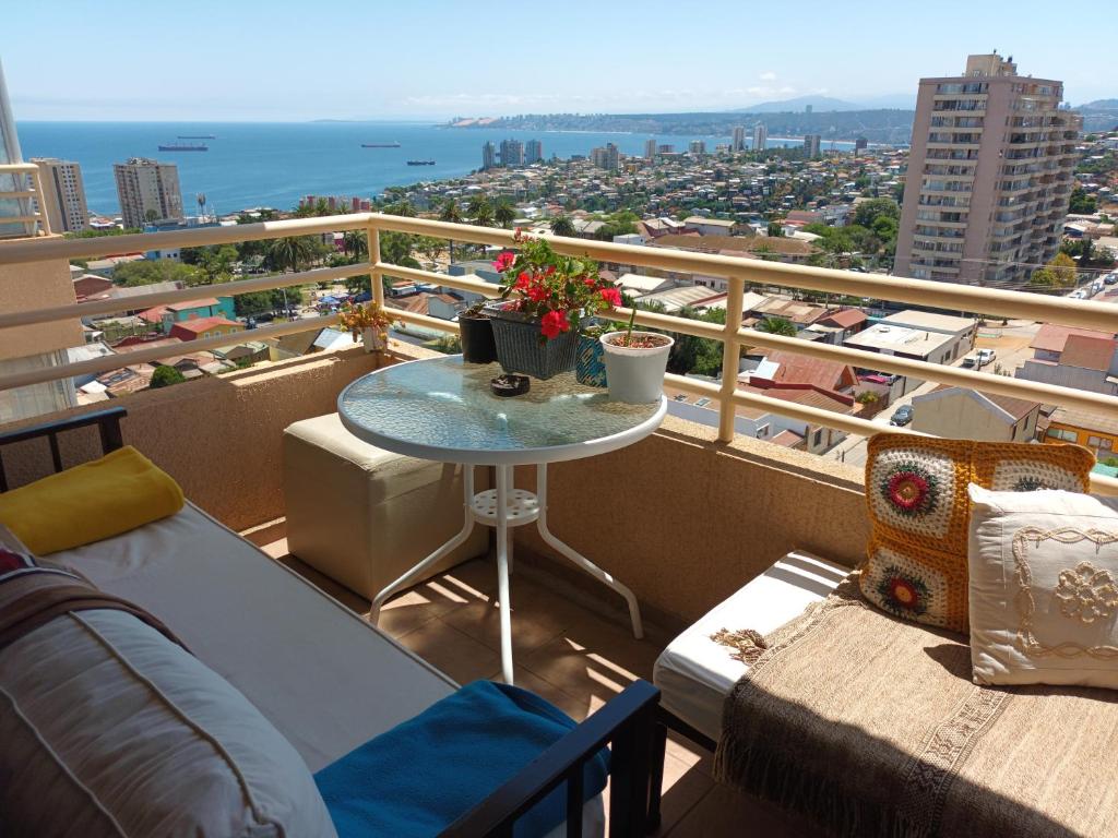 balcón con mesa y vistas a la ciudad en hospedaje en departamento compartido, en Valparaíso