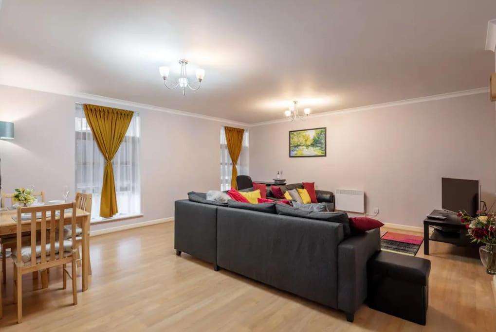 1 Bedroom Flat with Free Parking - One-Bedroom Apartment