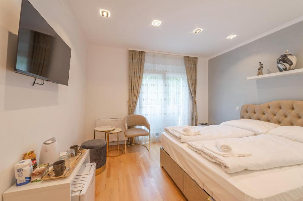 sypialnia z dużym łóżkiem i telewizorem w obiekcie Cool Boutique Apartments - Leopoldstadt w Wiedniu