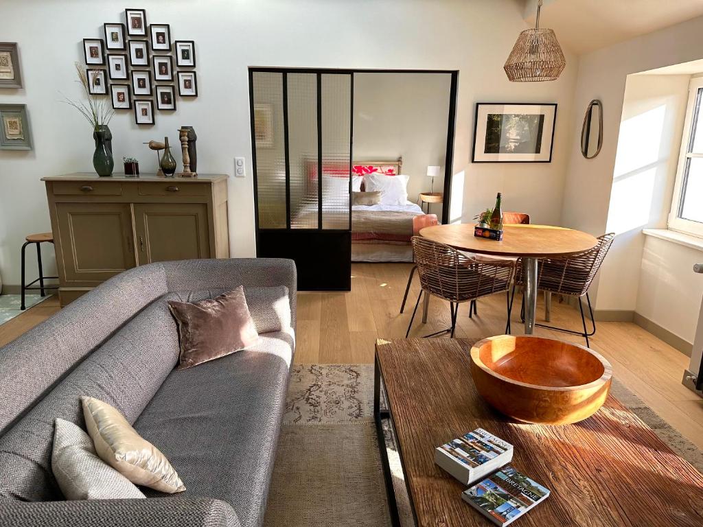 Een zitgedeelte bij Kermaria Bois D Amour Apartment