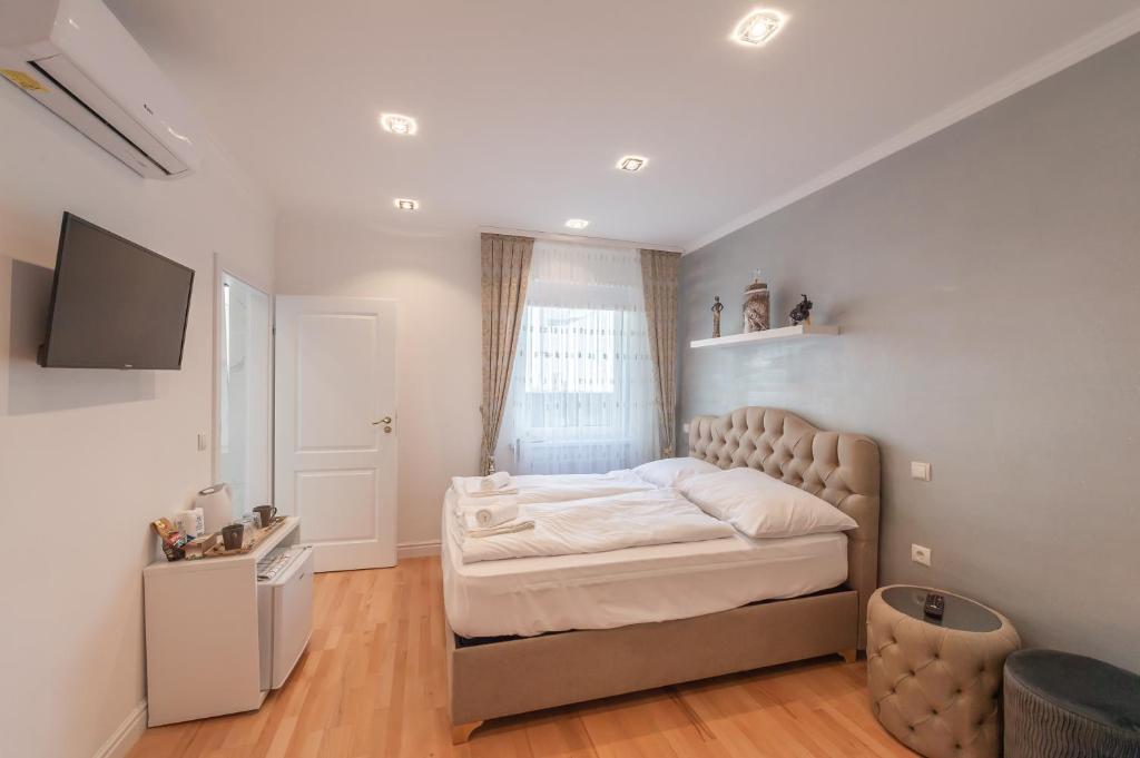 mała sypialnia z łóżkiem i oknem w obiekcie Cool Boutique Apartments - Leopoldstadt w Wiedniu