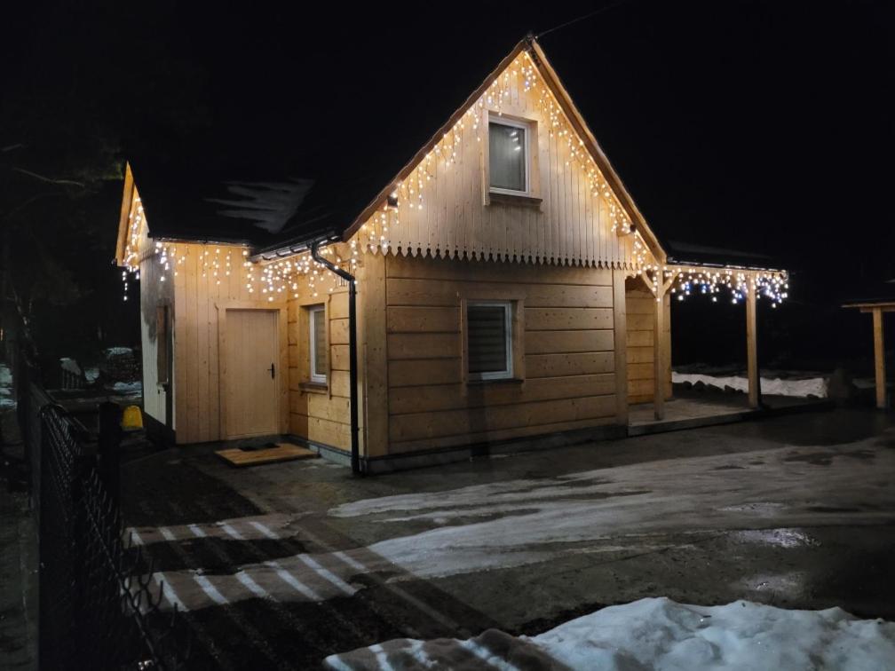 ein Haus mit Weihnachtslichtern an der Seite in der Unterkunft PICONIOWA KUCA in Jeleśnia