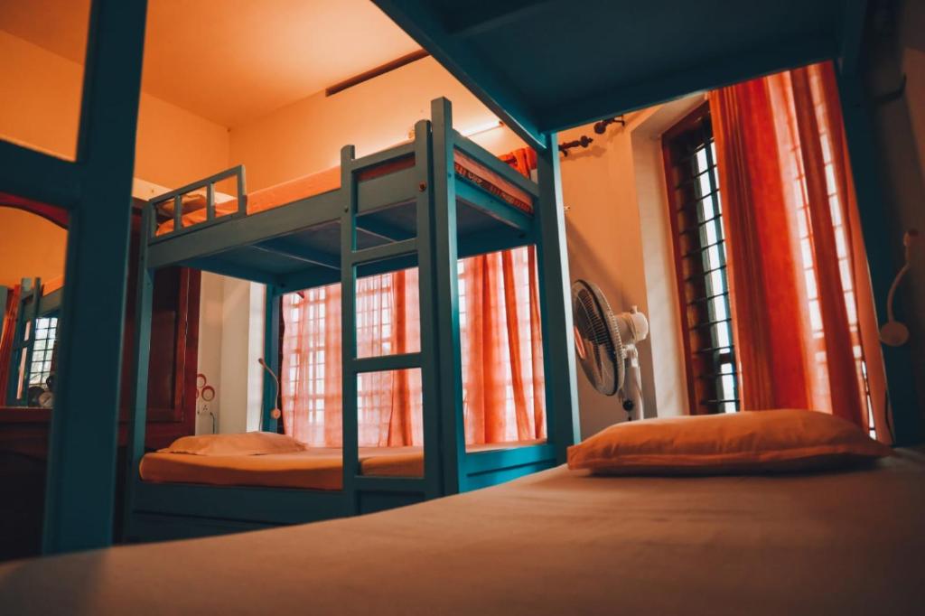 - une chambre avec 2 lits superposés dans l'établissement Surf N Sea, à Trivandrum