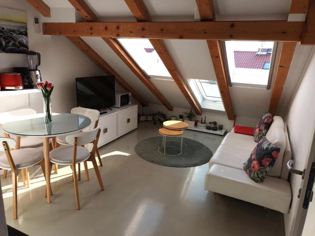 Televízia a/alebo spoločenská miestnosť v ubytovaní Kike Apartment