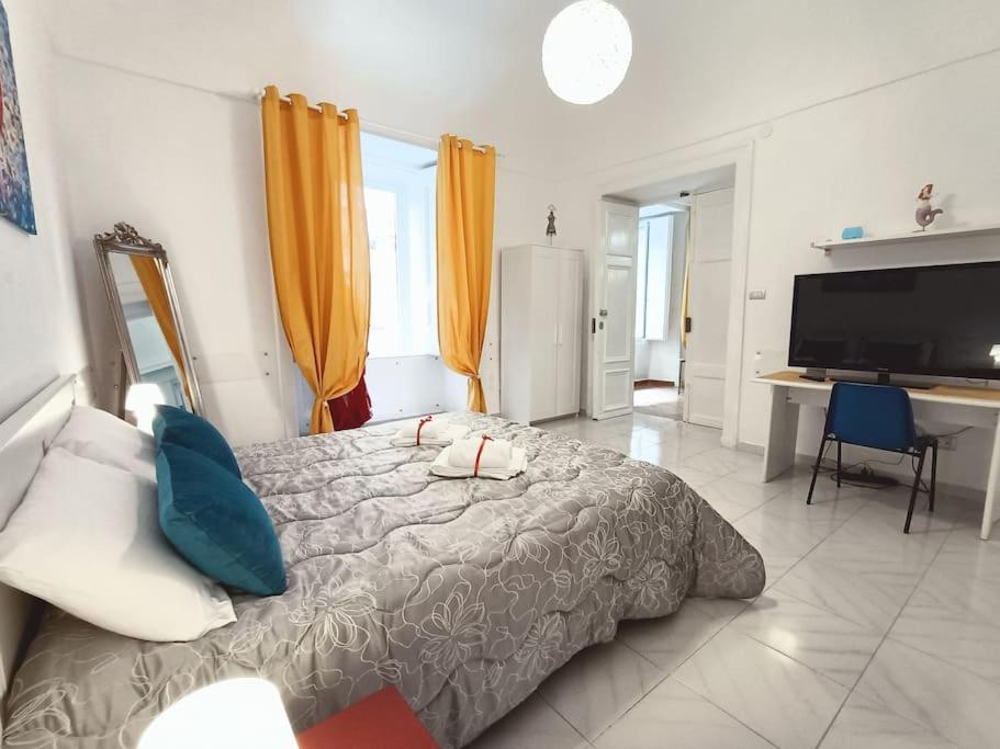 Ένα ή περισσότερα κρεβάτια σε δωμάτιο στο Fashion Cathedral apARTment, Centro Storico Napoli