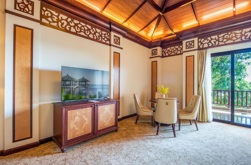 Biệt Thự Grand 2 Tầng Có Giường Cỡ King - Hồ Bơi Riêng - Vé Vào Công Viên Giải Trí VinWonders