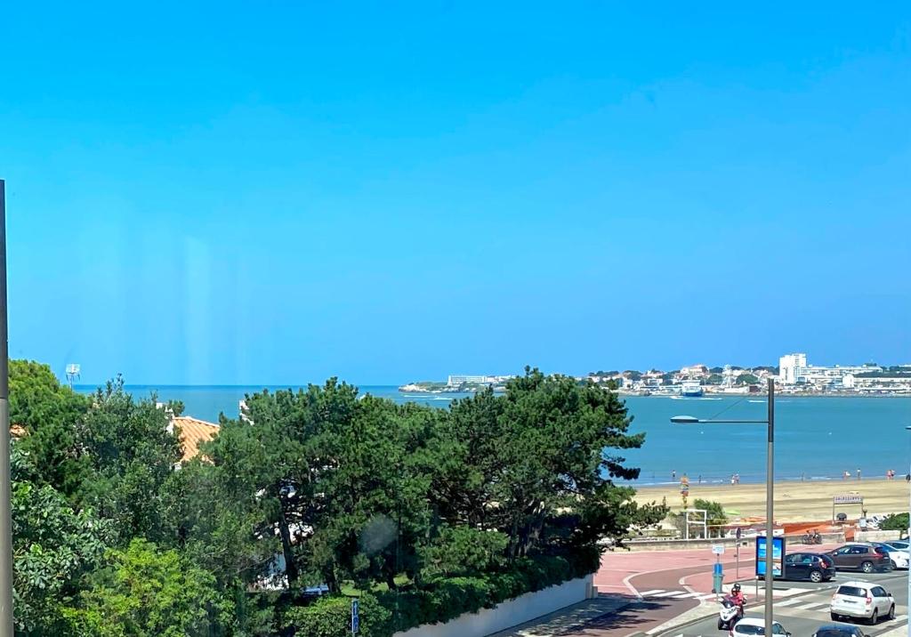 una vista del océano desde un aparcamiento en Proche plage de Royan, vue mer, équipements modernes, confort, en Saint-Georges-de-Didonne